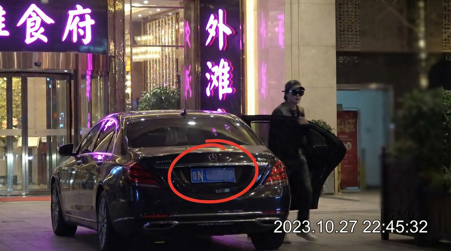 《吃瓜社区》_吃瓜社区最新地址 | 深度揭秘吃瓜社区 - 豪车餐厅外被拍